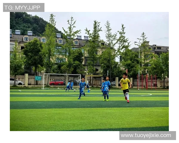 足球男生聊天分享：从球场战术到生活趣事的全面交流